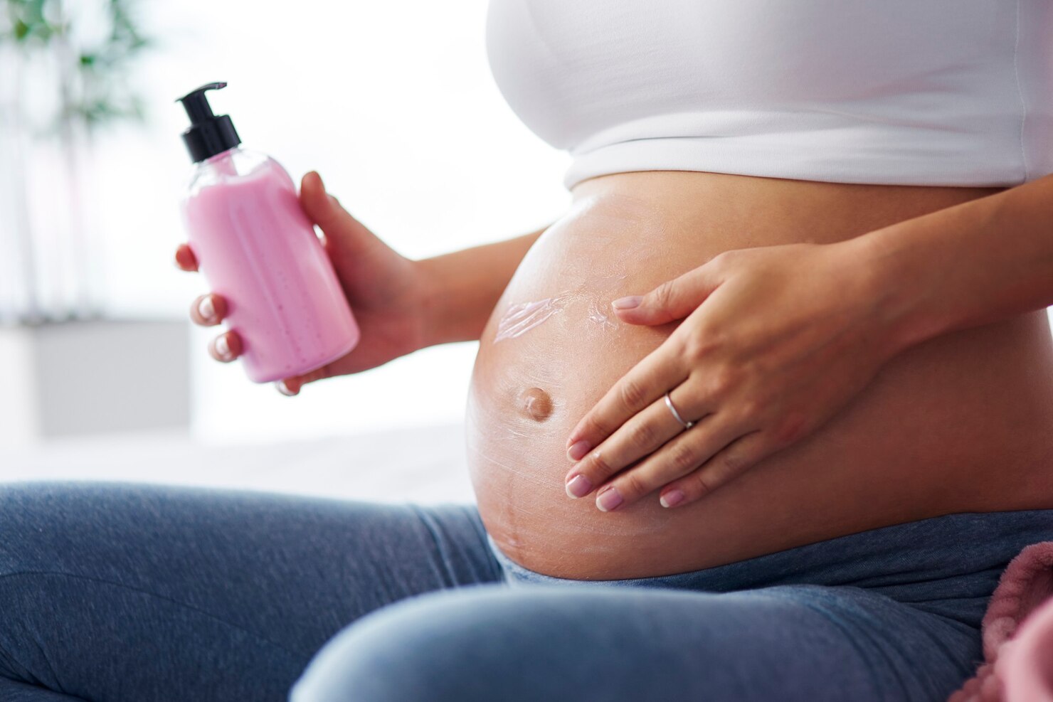 pregnant women applying cream 329181 18024